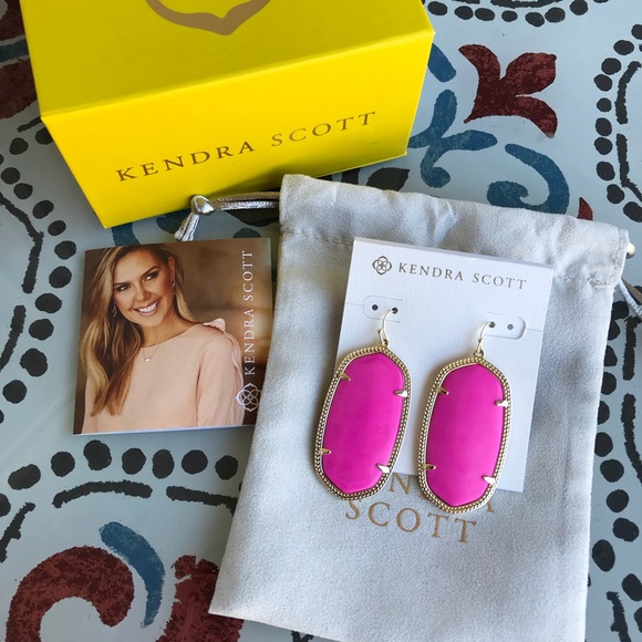 Kendra Scott Jewelry - 🎉NWT Kendra Scott Magenta Danielle Earrings!!🎉
